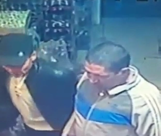 Un homme fait une mauvaise surprise à son pote à la caisse