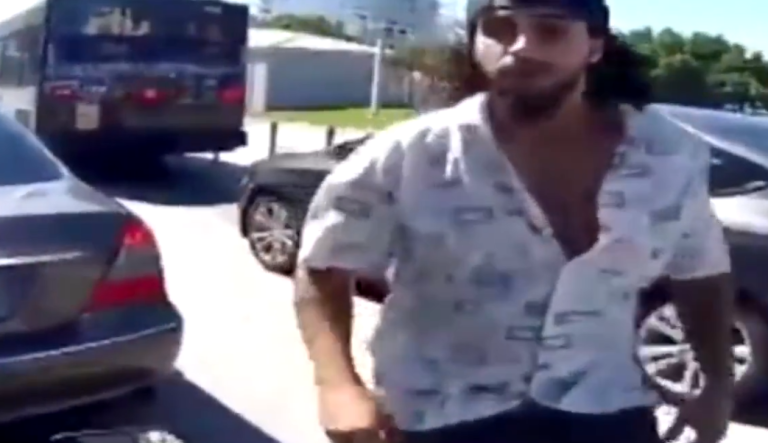 Un homme retrouve un motard qui draguait sa copine et l’agresse