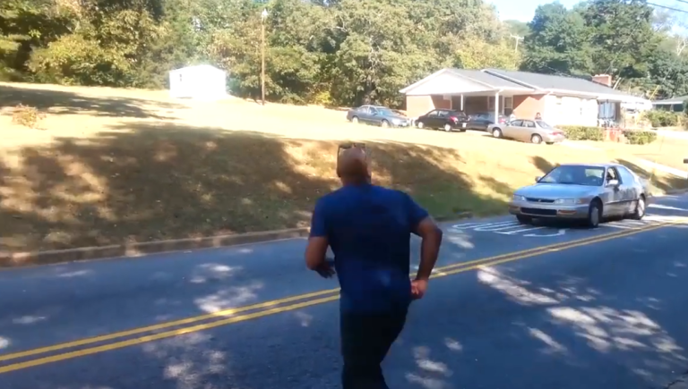 Un homme tente une cascade trop ambitieuse sur une voiture