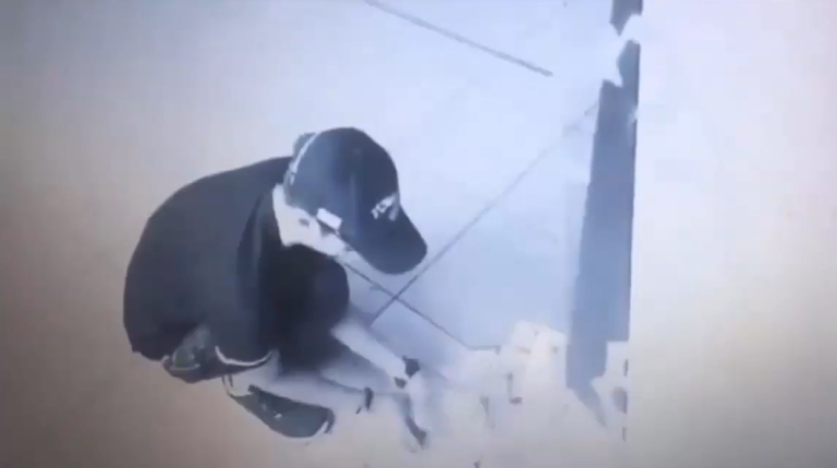 Un homme touche le jackpot en retirant de l’argent au distributeur !