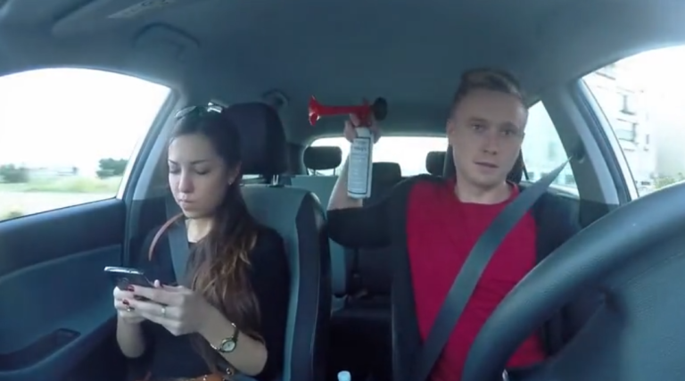 Un jeune fait une blague à sa copine voiture et ça tourne mal !!