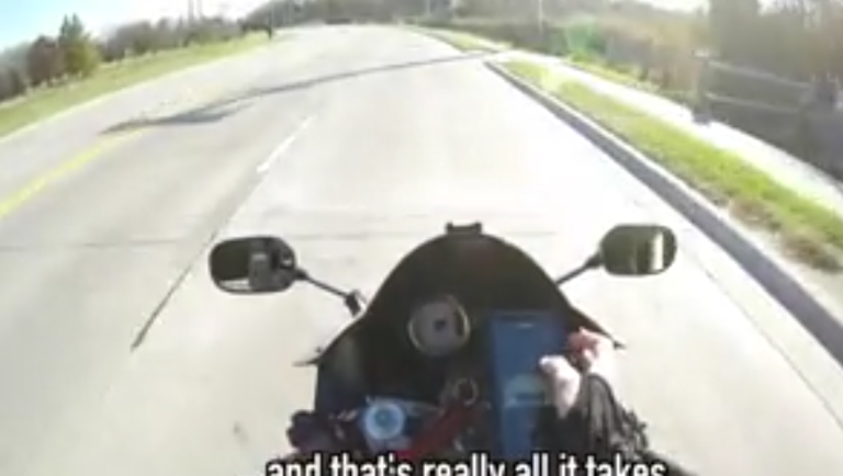 Un motard fait la connerie de regarder son téléphone en roulant !