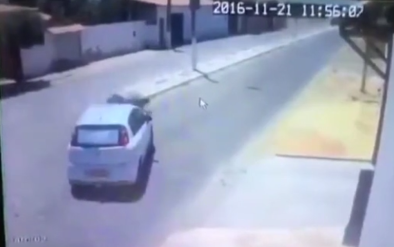 Un motard tombe après avoir percuté une voiture puis…