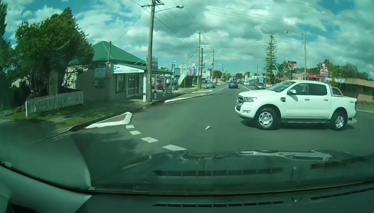 Un motard va vite regretter d’avoir coupé un rond-point