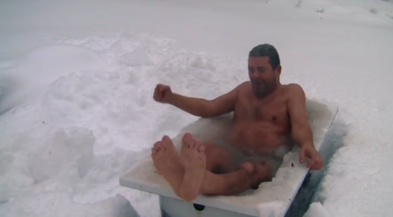 Un norvégien en maillot de bain profite de la neige