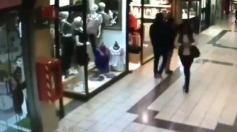 Un octogénaire stoppe un voleur dans sa course