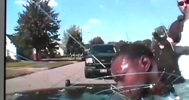 Un policier explose un pare-brise avec la tête d’un suspect !!