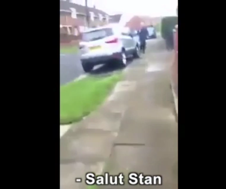 Un vieil homme fait une blague douteuse sur Hitler