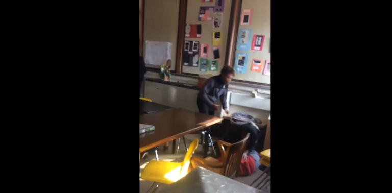 Un élève s’interpose dans une bagarre pour protéger sa prof !!