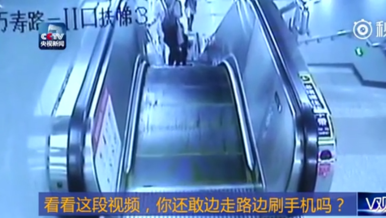 Une femme envoie des textos sans regarder devant elle et tombe dans les escaliers…