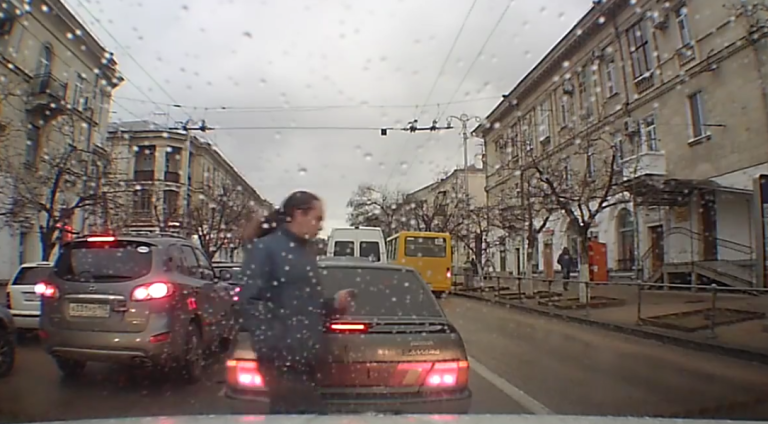 Voilà pourquoi il ne faut pas traverser la route en envoyant des SMS