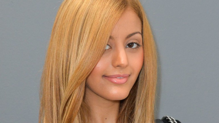 Zahia dévoile son nouveau visage et enflamme la toile !!