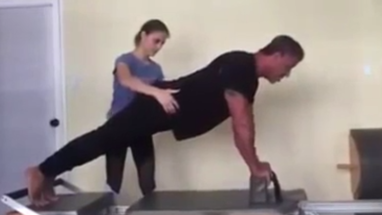 A 70 ans, Sylves­ter Stal­lone enchaine les pompes de façon incroyable !