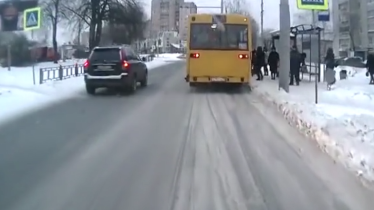 Cet enfant a eu beaucoup de chance de glisser avant de traverser la route…