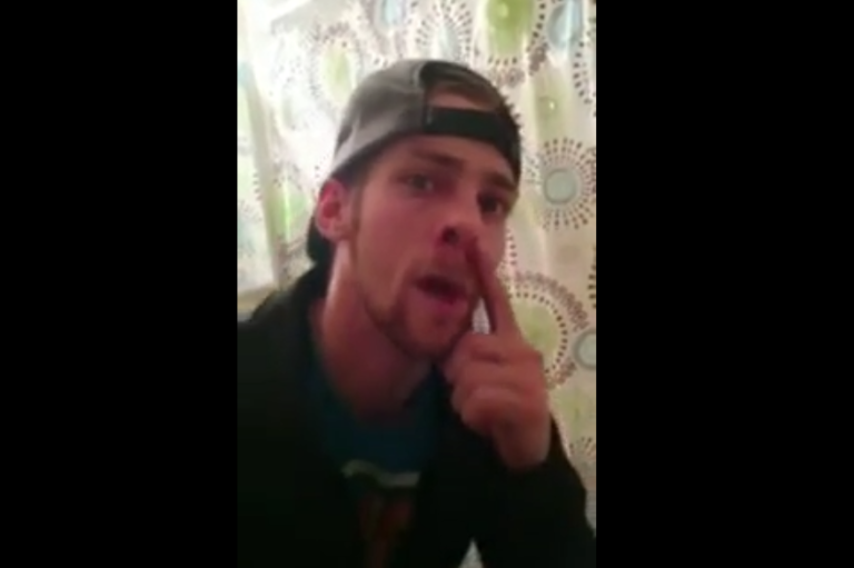 Cet idiot tente de fumer de l’herbe par le nez