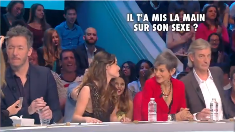 Cyril Hanouna prend la main de Capucine Anav pour la mettre sur ses parties intimes !!