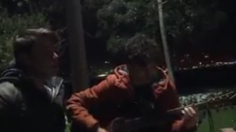 Des jeunes jouent de la musique quand une bombe explose derrière eux