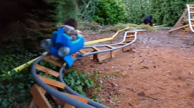 Des montagnes russes pour ses enfants dans le jardin
