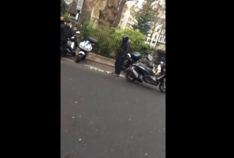 Deux voleurs de moto à Londres en plein jour