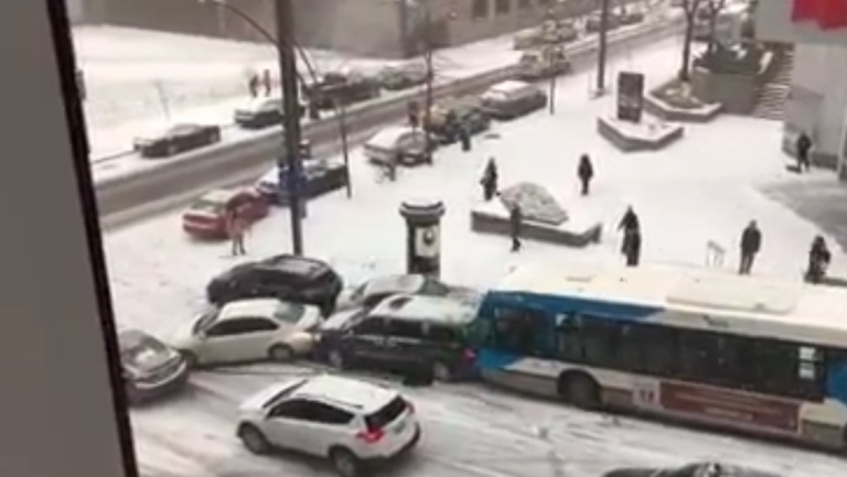Grosse tempête de neige à Montréal et carambolage en série…