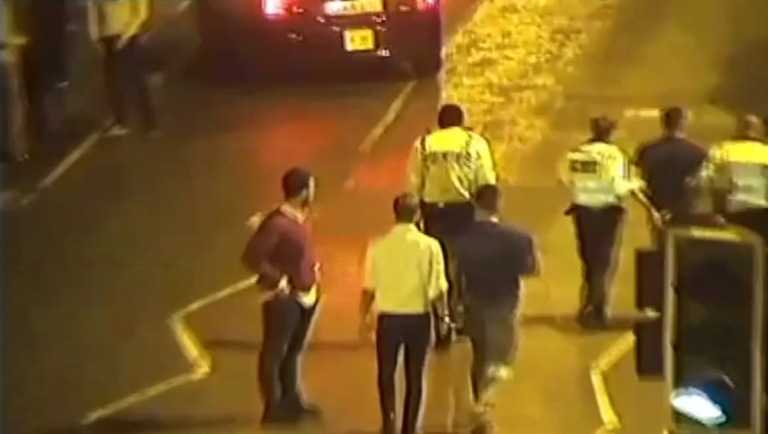 Il frappe un policier sans raison et lui casse la mâchoire