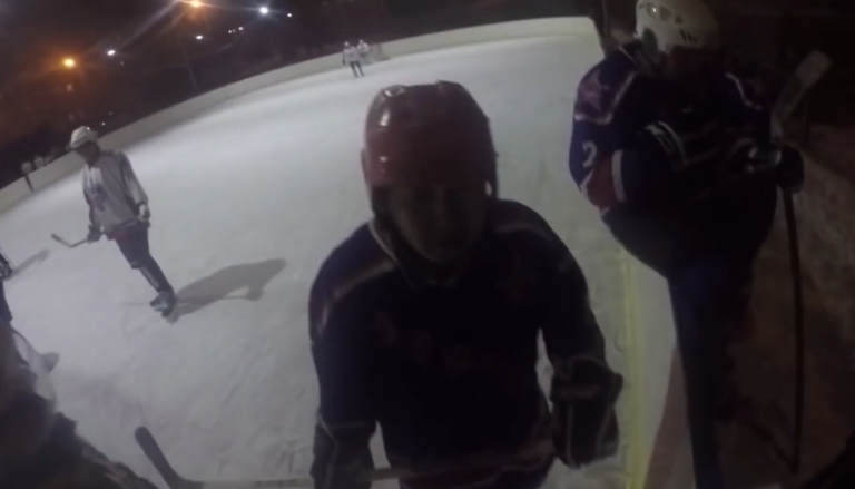 Il s’énerve sur l’arbitre et lui met un bon coup de crosse