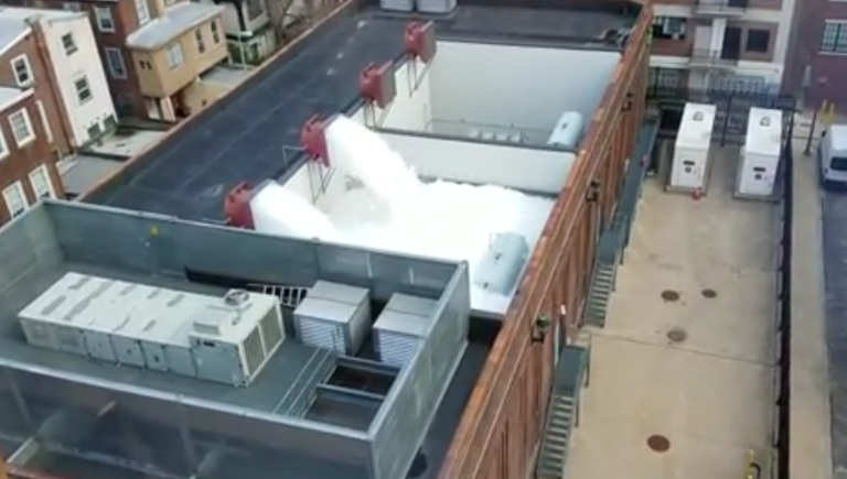 Inondation à la mousse gigantesque suite à une explosion !!