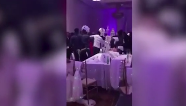 L’ex de la mariée montre des photos cochonnes et provoque une bagarre générale !