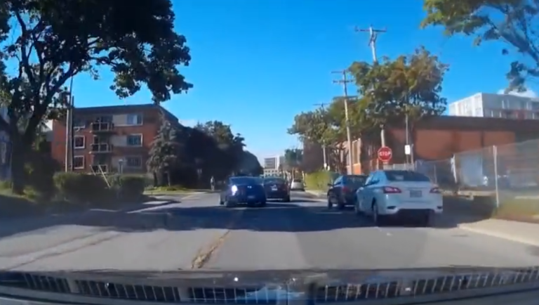 Quand un automobiliste double à un stop mais au plus mauvais moment !