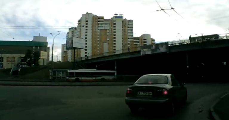 Quand un chauffard explose un pauvre automobiliste !!