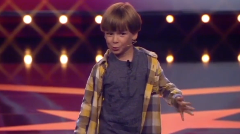 Un enfant allemand de 5 ans chante Papaoutai