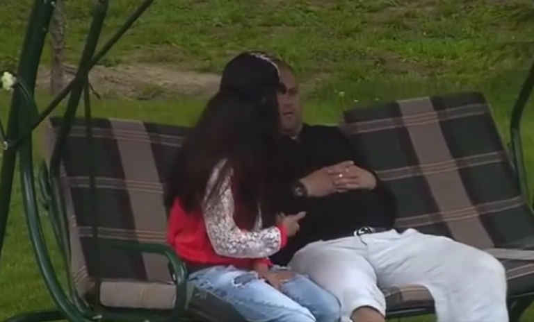 Quand une fille veut se battre avec un homme qui fait 3 fois son poids !