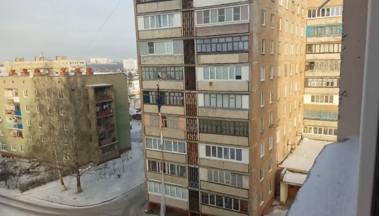 Un amant prend la fuite par la fenêtre en utilisant des draps