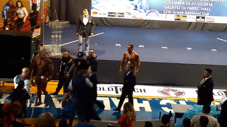 Un bodybuildeur mécontent du résultat d’un concours pète un câble !!