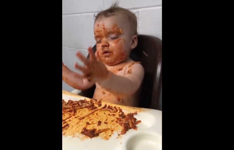 Quand un bébé très fatigué mange des pâtes à la bolognaise