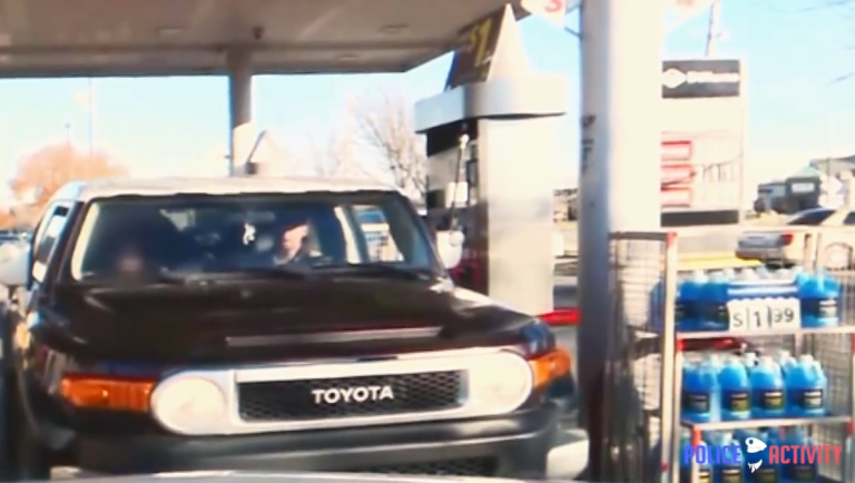 Un carjacker fonce sur une voiture de police…