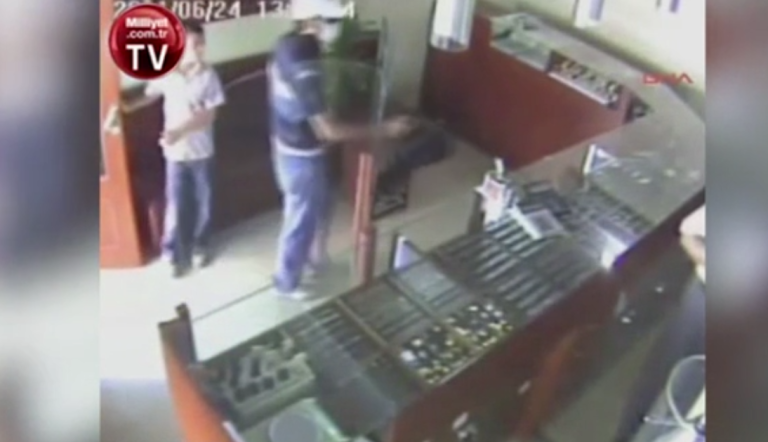 Un enfant aide son père à faire fuir un braqueur dans sa bijouterie !