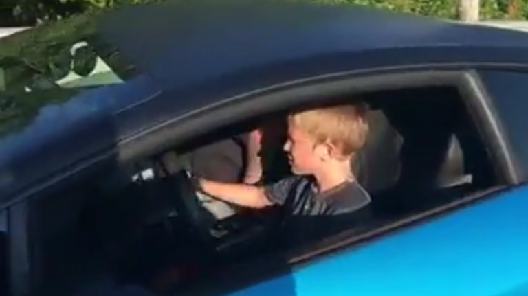 Un enfant de 11 ans au volant d&rsquo;une Lamborghini va faire une course contre une Corvette