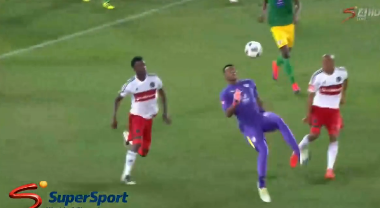 Un gardien de foot fait une bicyclette et marque un but