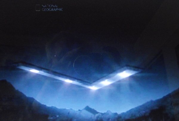 Un gigantesque OVNI en forme de V survole la banlieue de Phoenix (USA)