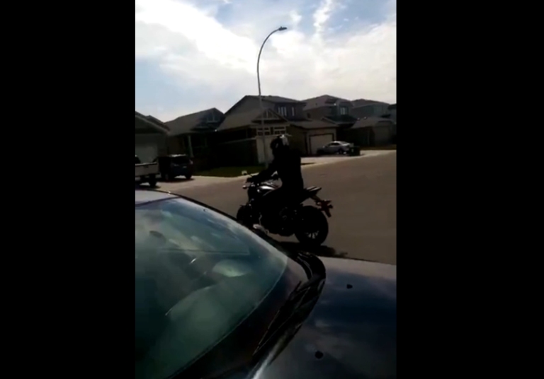 Un homme achète une moto et la crashe direct !!