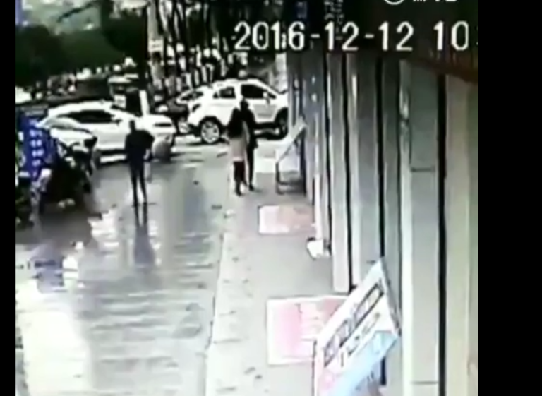 Un homme attaque une femme pour lui voler son sac et va se prendre une grosse raclée !!