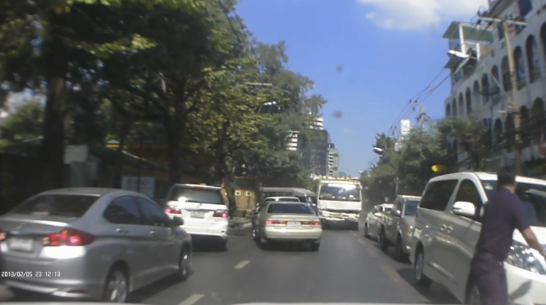 Un homme défonce toutes les voitures sur son passage avec son camion