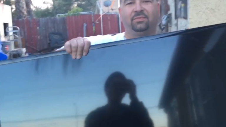 Un homme fait une boulette avec la télévision qu’il vient d’offrir à sa femme.