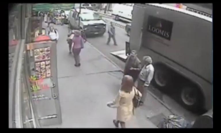 Un homme vole un seau contenant 1,6 million de dollars d’or