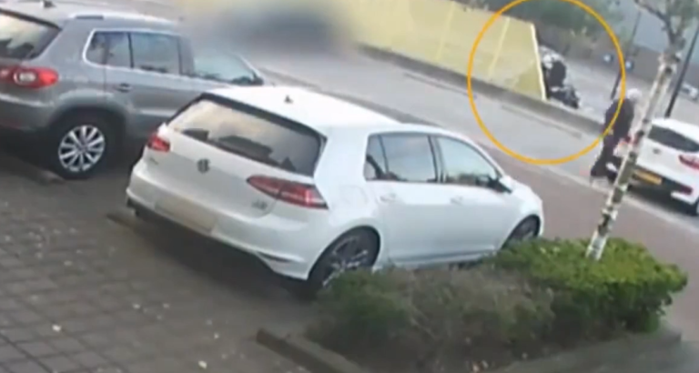 Un homme évite de justesse de se faire tirer dessus par un tueur à gage