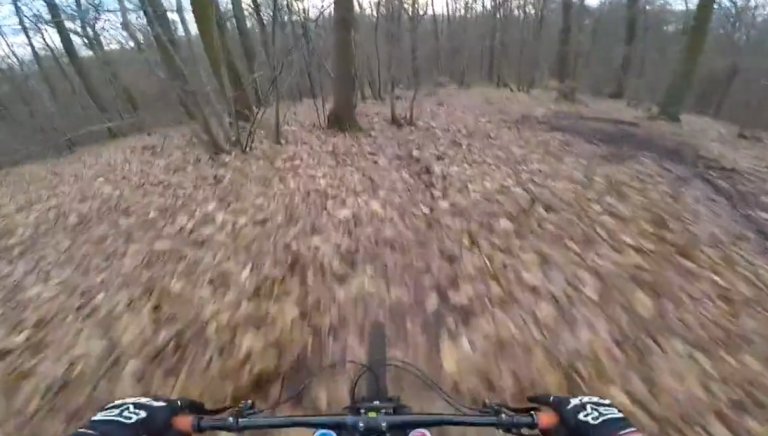 Un jeune en VTT tente un saut… Mauvaise idée !!