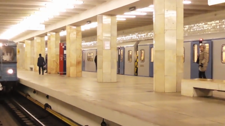 Un jeune fait un salto devant un métro qui roule
