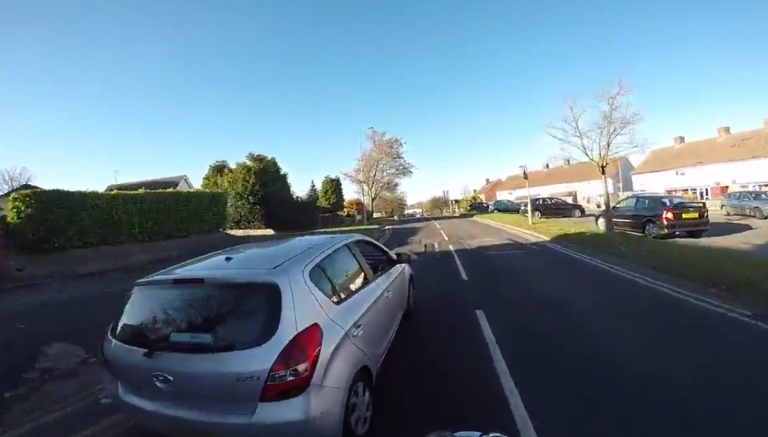Un motard prend sa revanche sur un automobiliste très con !