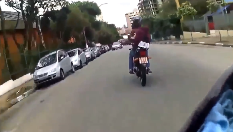 Un motard prend tous les risques au milieu de la circulation pour échapper à la police !